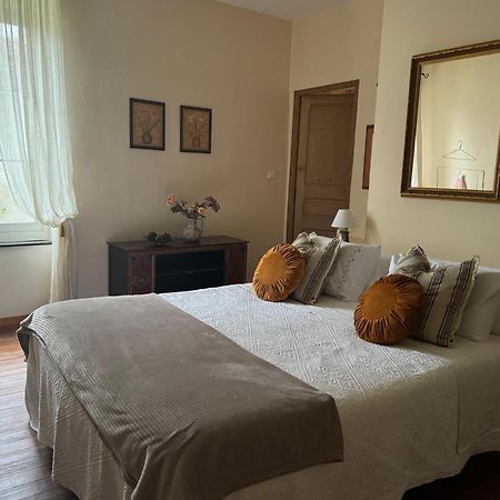Le Patio Des Senteurs Bed & Breakfast Verzeille Exterior photo