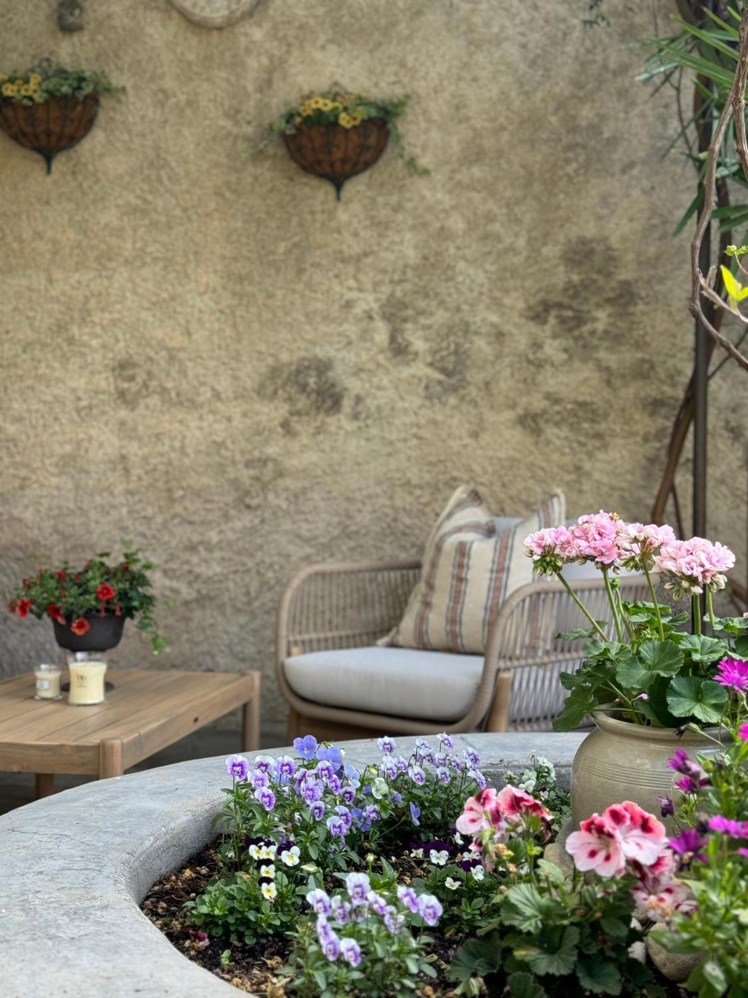 Le Patio Des Senteurs Bed & Breakfast Verzeille Exterior photo